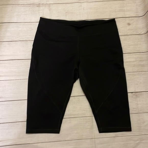 EUC Women’s Zella Capri Leggings in 2X​​ - Picture 2 of 4